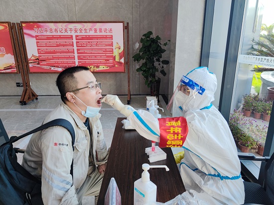 图2：：青年自愿者变身”大白“为职工做核酸.jpg